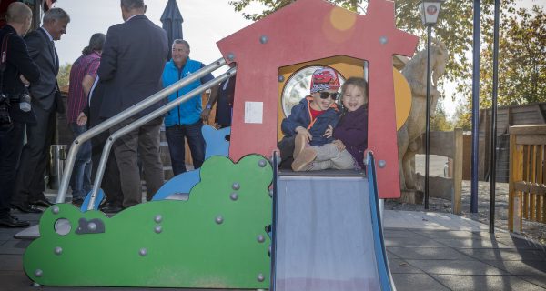 IKS baut Spielplatz für Minis auf der Alm